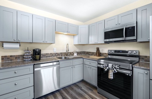 Sunrise Beach House | White Oak Landing – Spacious 6 BDR w/Boat Slip!