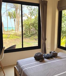 Chaloklum House | White Pearl 2BR Beachfront House Malibu Seaview