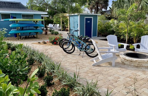 Englewood Cottage | White Pelican at Shorebirds, Beach sunsets 3 min walk! Kayaks, Bikes and more!