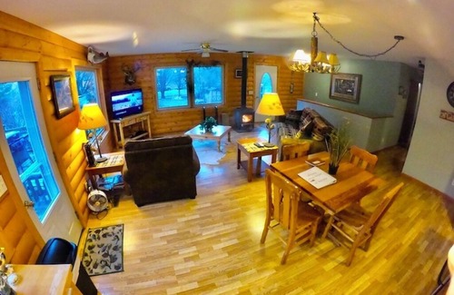 Lansing Cabin | White Pine Cabin with Swimming Pond & Hot Tub Jacuzzi