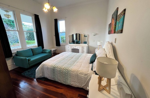 Epsom Bed & Breakfast | WHITE QUEEN ROOM ONLY Shared Bathroom @ LA CASA BONITA AUCKLAND 8 Bedroom Villa.