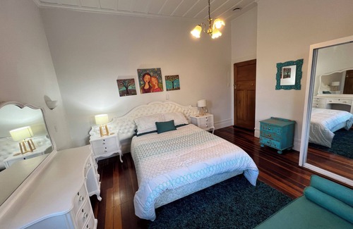 Epsom Bed & Breakfast | WHITE QUEEN ROOM ONLY Shared Bathroom @ LA CASA BONITA AUCKLAND 8 Bedroom Villa.