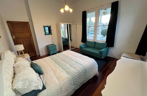 Epsom Bed & Breakfast | WHITE QUEEN ROOM ONLY Shared Bathroom @ LA CASA BONITA AUCKLAND 8 Bedroom Villa.