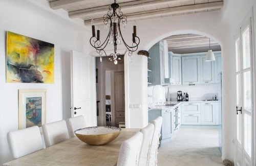 Houlakia House | White Rock Suites & Villas