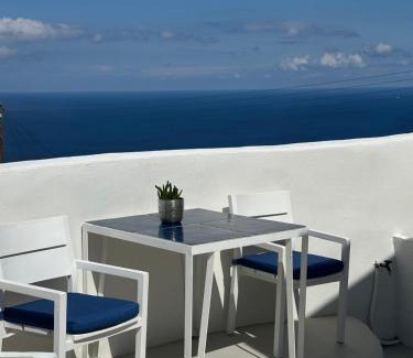 Vourvoulos House | White Swallow Suite Santorini