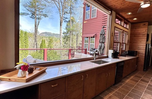 Cashiers House | Whiteside Mountain View: Creek Access, Spacious Grounds
