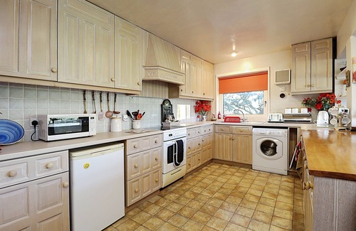 Newport Cottage | Whitestones - a bungalow that sleeps 7 guests in 3 bedrooms