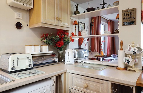 Newport Cottage | Whitestones - a bungalow that sleeps 7 guests in 3 bedrooms