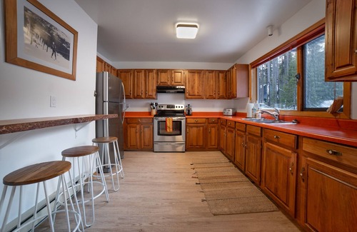 Okanagan-Similkameen Ski Chalet | Whitetail Lodge! Renovated 6 Bed, 3 bath Ski In @ Apex Mountain with Sauna. ⛷🎿
