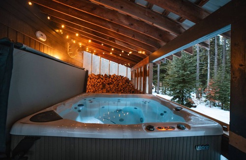 Okanagan-Similkameen Ski Chalet | Whitetail Lodge! Renovated 6 Bed, 3 bath Ski In @ Apex Mountain with Sauna. ⛷🎿