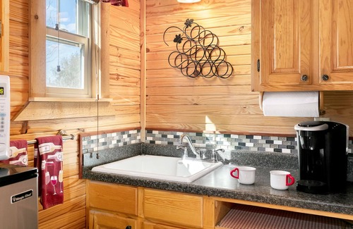 Llano Cabin | Whitetail Oaks Guesthaus | Country Views | Fire pit | NO PETS