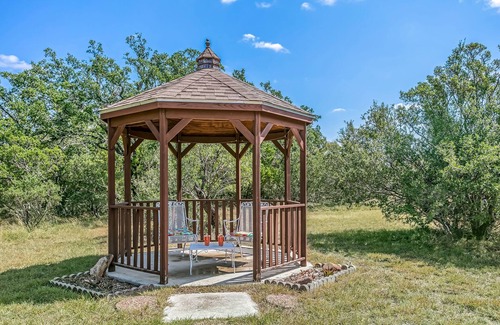 Llano Cabin | Whitetail Oaks Guesthaus | Country Views | Fire pit | NO PETS