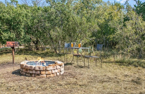 Llano Cabin | Whitetail Oaks Texas Star Cabin | Hill Country Views | Whirlpool Tub | Fire pit | NO PETS