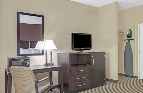 Hamden Hotel | Whitney Inn & Suites