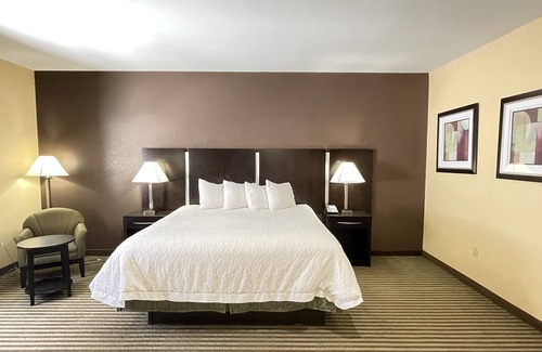 Hamden Hotel | Whitney Inn & Suites