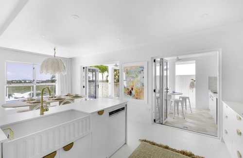Eimeo House | WhitsunStays - The Cyclades n3br, 2bth, Pool, AC Throughout