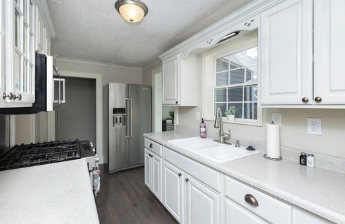 Altoona House | Whole House, HotTub, 2 LivingRooms, 3BR, 2BA,Private yard, fully stocked kitchen
