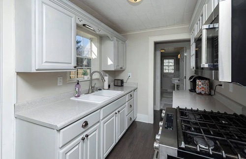 Altoona House | Whole House, HotTub, 2 LivingRooms, 3BR, 2BA,Private yard, fully stocked kitchen