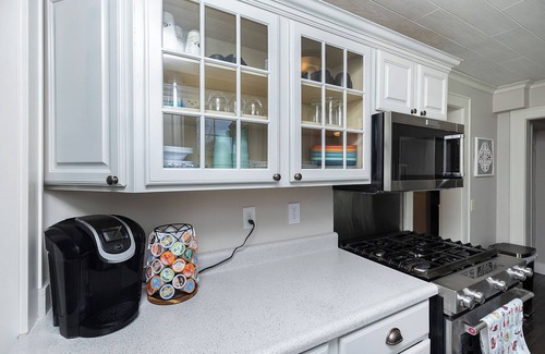 Altoona House | Whole House, HotTub, 2 LivingRooms, 3BR, 2BA,Private yard, fully stocked kitchen