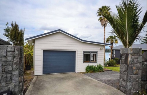 Kerikeri House | Whole House with KerKeri inlet views, fisherman's paradise