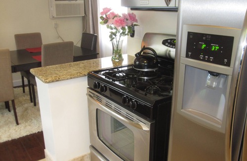 Beverly Hills Apartment | Wholefoods and Rodeo are next door!
