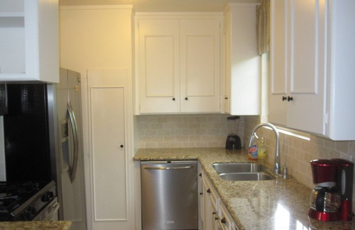 Beverly Hills Apartment | Wholefoods and Rodeo are next door!