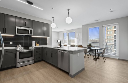 Town Center Apartment | WhyHotel by Placemakr Columbia