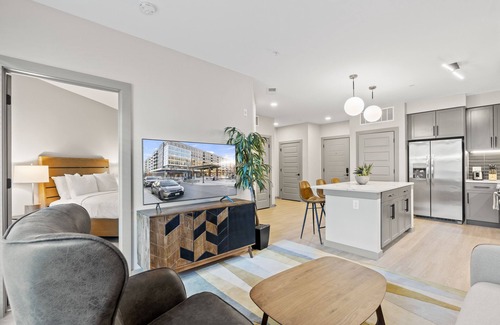 Town Center Apartment | WhyHotel by Placemakr Columbia