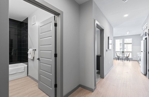 Town Center Apartment | WhyHotel by Placemakr Columbia