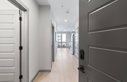 Town Center Apartment | WhyHotel by Placemakr Columbia