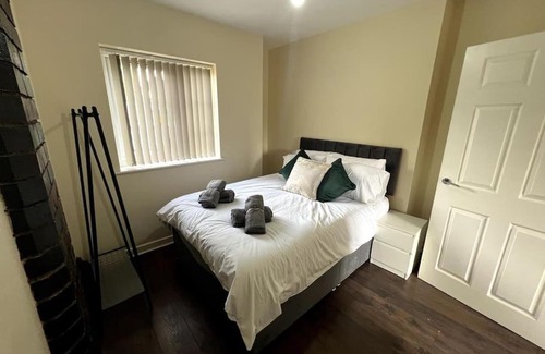 Oldbury Apartment | Wi-Fi, 2 bathroom, 2 bedroom, sleeps 4-8