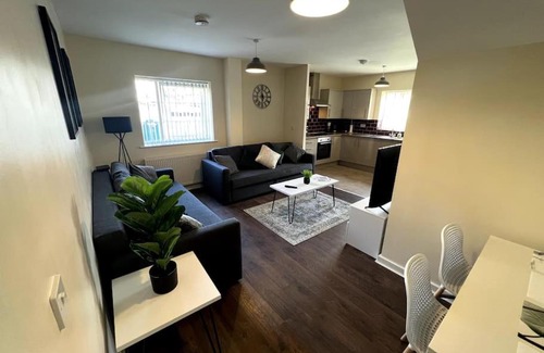 Oldbury Apartment | Wi-Fi, 2 bathroom, 2 bedroom, sleeps 4-8