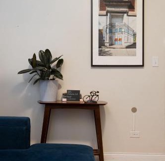 Ukrainian Village Apartment | Wicker Park 2BR Modern Apartment DV3
