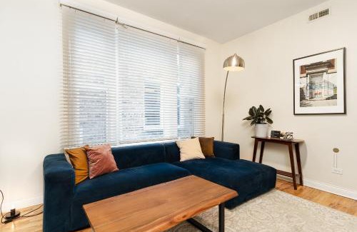Ukrainian Village Apartment | Wicker Park 2BR Modern Apartment DV3