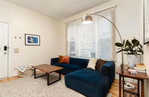 Ukrainian Village Apartment | Wicker Park 2BR Modern Apartment DV3