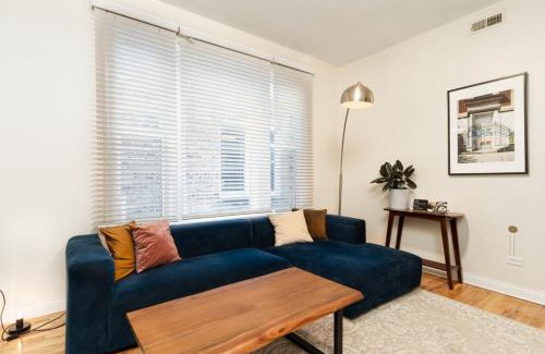 Ukrainian Village Apartment | Wicker Park 2BR Modern Apartment DV3