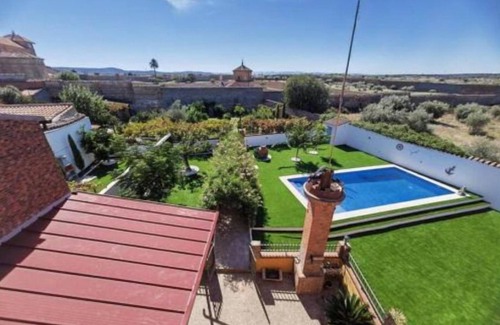 La Calzada de Oropesa Cottage | Wide Casa Rural for to 16 persons, ideal for family and friends with games room.