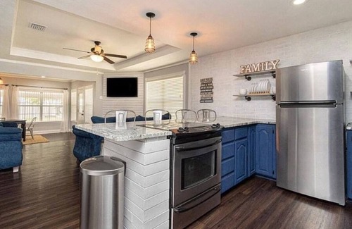 Gun Barrel City Cottage | ❤️ Wide Open Water! Huge Boat Dock w/rope swing! Lake toys (Kayak, Paddleboard, Lily Pad) included! Great fishing! 🐟