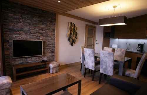Arc-2000 Apartment | Wifi, 50m from resort center, fitness, swimming pool, sauna, hammam, balcony, tv, ski locker, 85m²