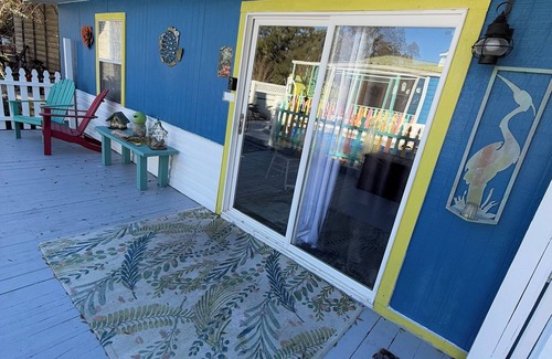 Dunnellon Cottage | WiFi, AC, hot tub, pool, gym, horses welcome!