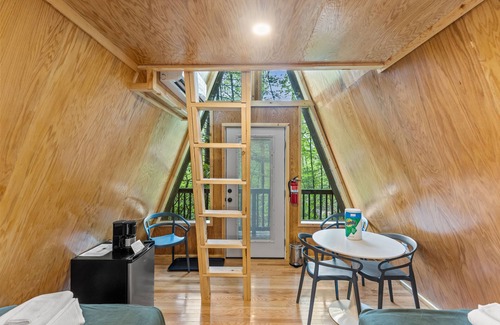 Pine Ridge Cabin | WiFi & Adventure - Creekside - Camping Cabin Retreat in Red River Gorge, Kentucky!