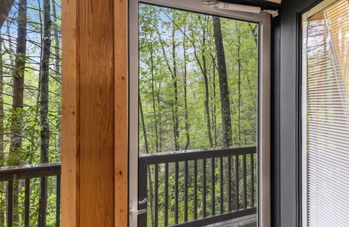 Pine Ridge Cabin | WiFi & Adventure - Creekside - Camping Cabin Retreat in Red River Gorge, Kentucky!
