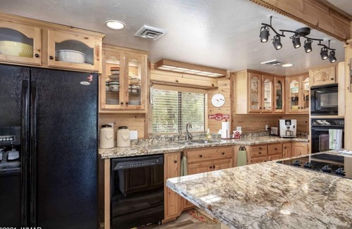 Overgaard Cabin | Wifi, Hot Tub, Zip Line, Fire Pit, Huge Patio, Deck, Balcony & Clubhouse Garage