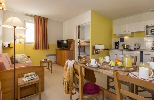 Font-Romeu-Odeillo-Via Apartment | Wifi, swimming pool, terrace, balcony, parking, tv, ski locker, 26-30m², Font Romeu