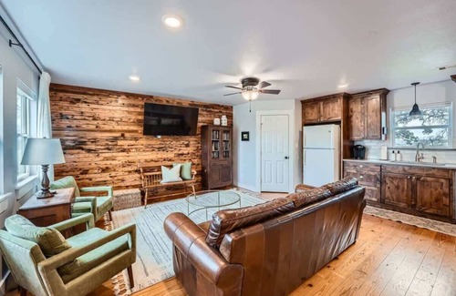 Georgetown House | Wilbarger Villa sunsets overlooking SWU & Downtown