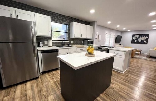 McAllen House | Wild Daffodil Prime Location 4 Bedroom- 3.5 Bath