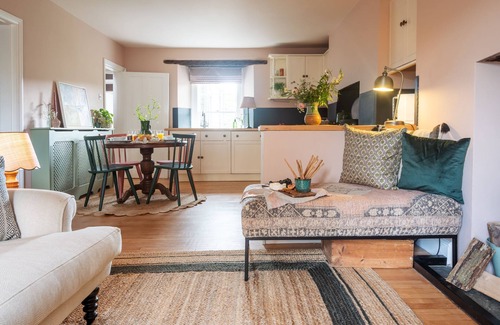 Newton Ferrers Cottage | Wild Rose Cottage - a cottage that sleeps 4 guests in 2 bedrooms