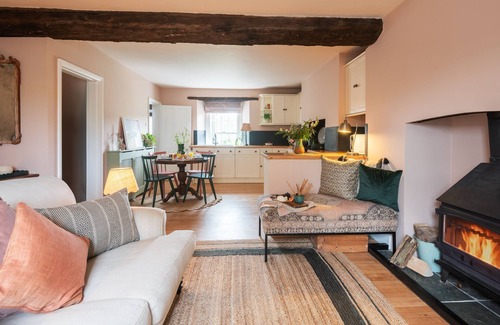 Newton Ferrers Cottage | Wild Rose Cottage - a cottage that sleeps 4 guests in 2 bedrooms