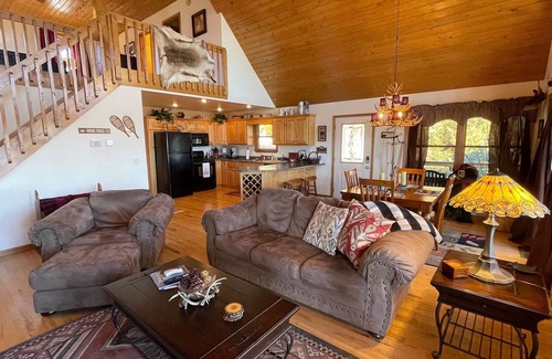 Murphy Ski Chalet | Wildcat Retreat - mountain views, hot tub & more!