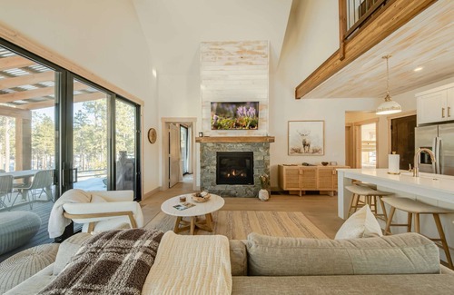 Eureka House | Wilderness Club Nest – Modern Cabin Retreat for 9 w/Hot Tub